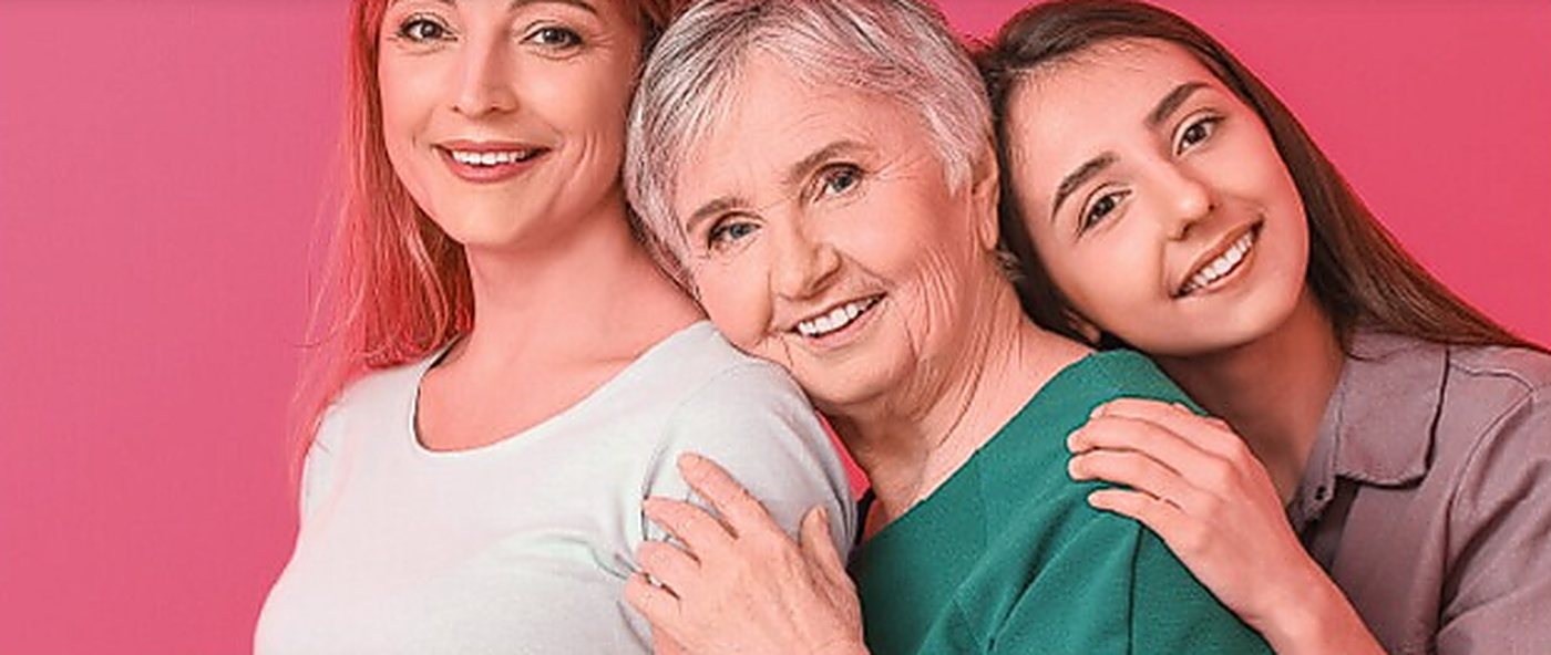 Tres generaciones de mujeres sonriendo, abrazadas